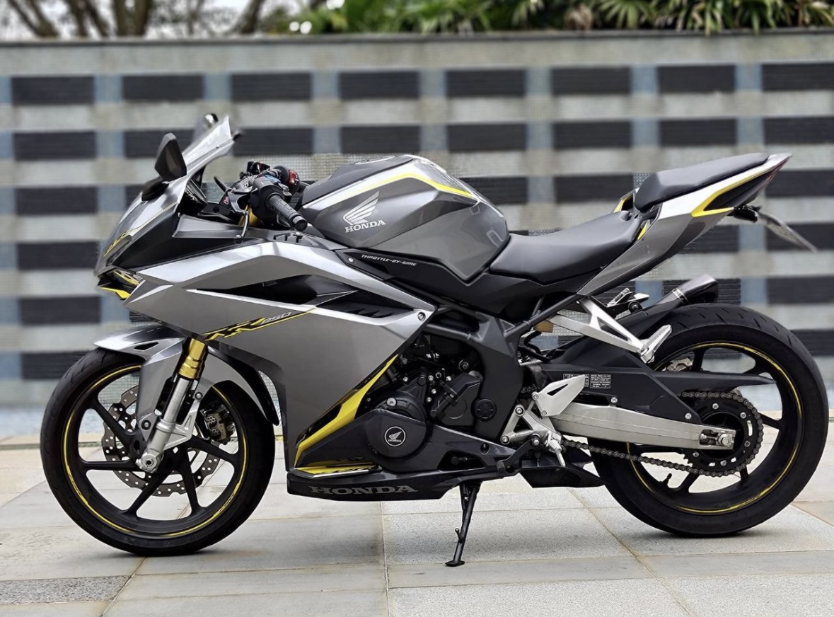 A Honda CBR 250RR motorcycle in gray and yellow